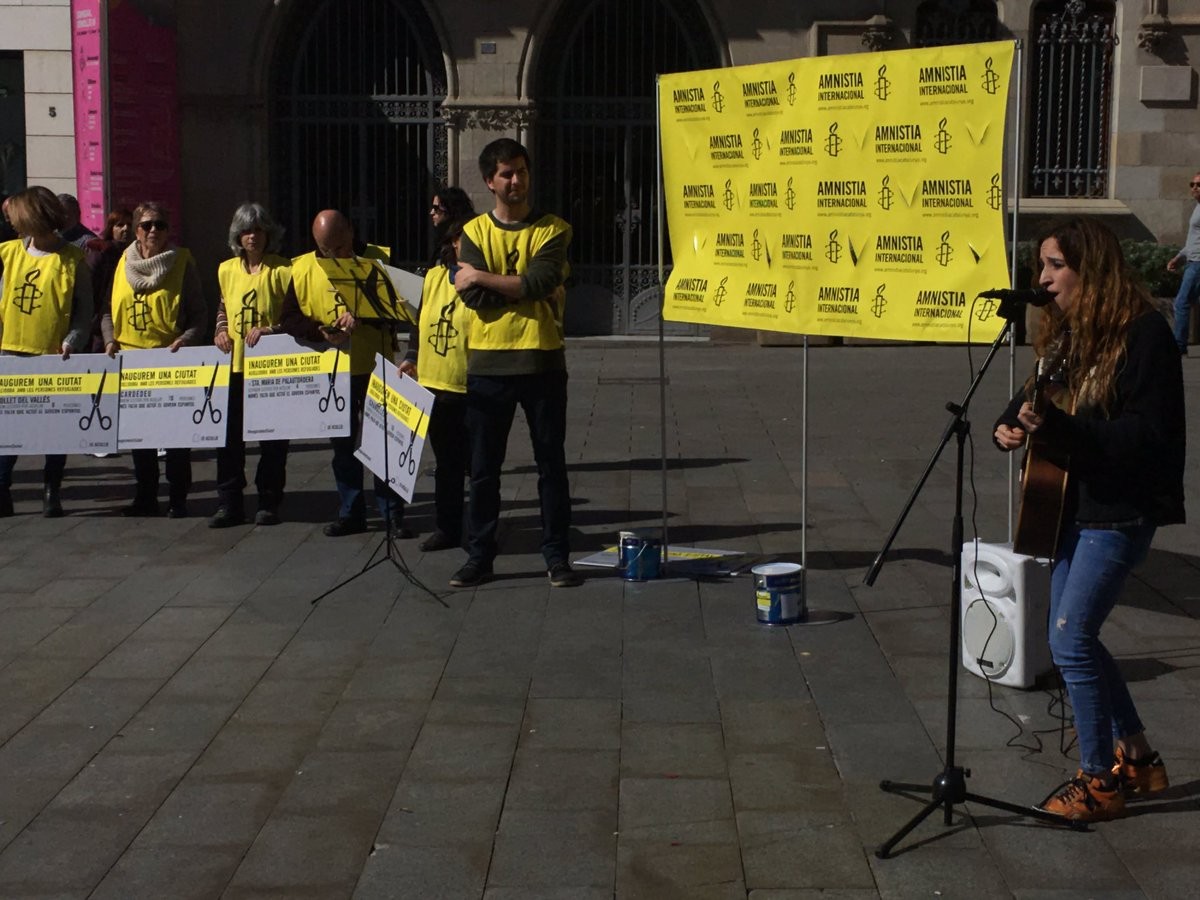 Acte del grup de Granollers d'Amnistia Internacional en l'acte de els ciutats acollidores