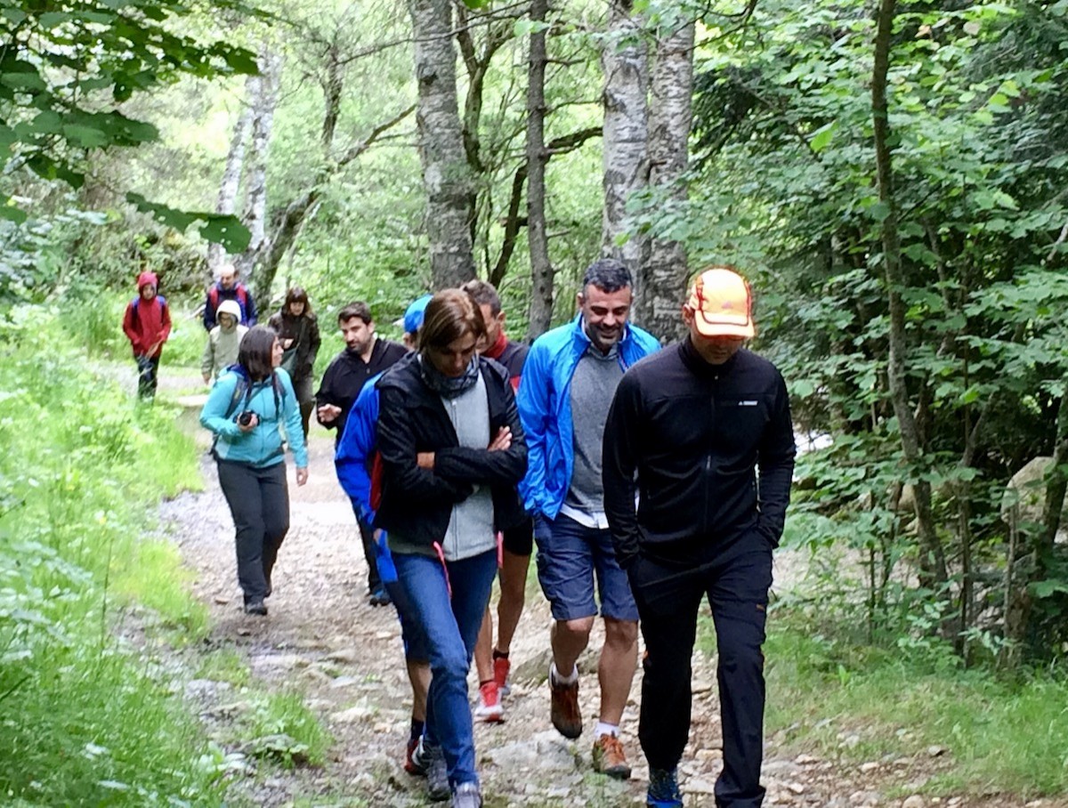 El conseller Santi Vila en un senderol de la Ruta Puig i Cadafalch a la Vall de Boí junt amb altres caminants.