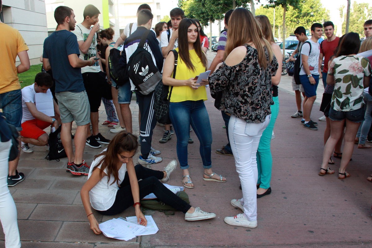 Un grup d’estudiants a la sortida d’un campus, en imatge d’arxiu