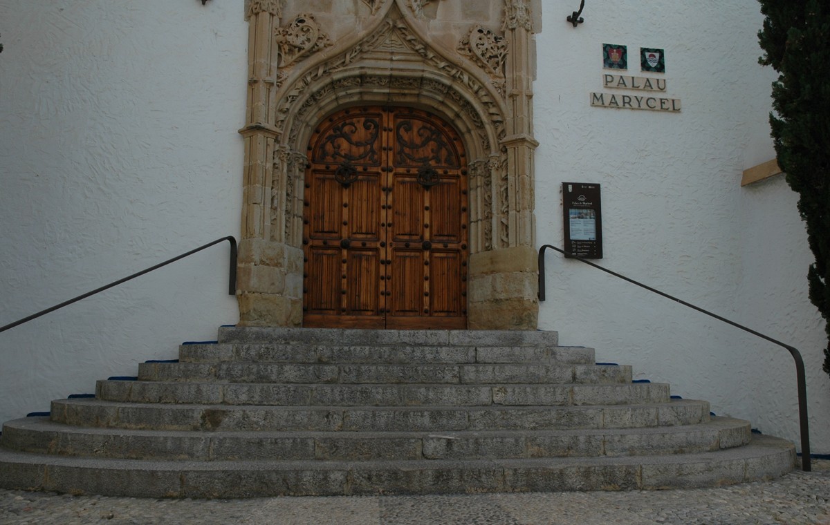 Imatge de les escales d'accés al Palau de Maricel, al Racó de la Calma