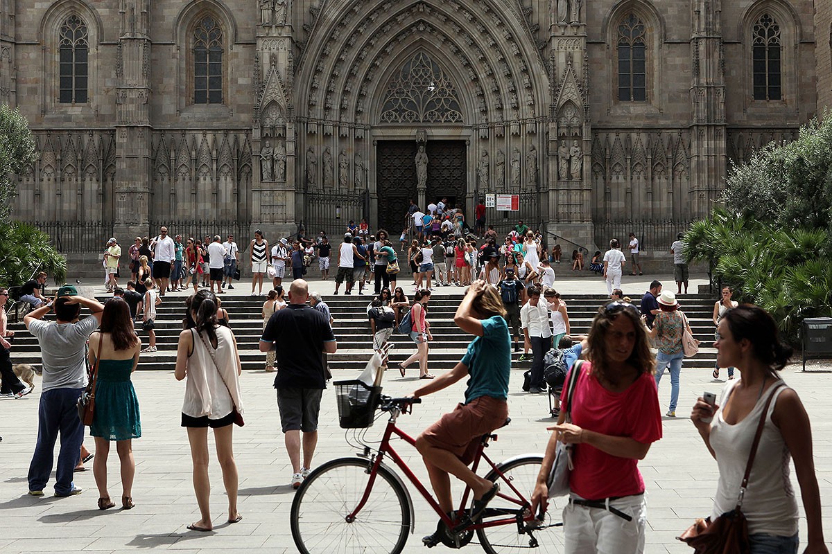 Turistes davant de la catedral de Barcelona