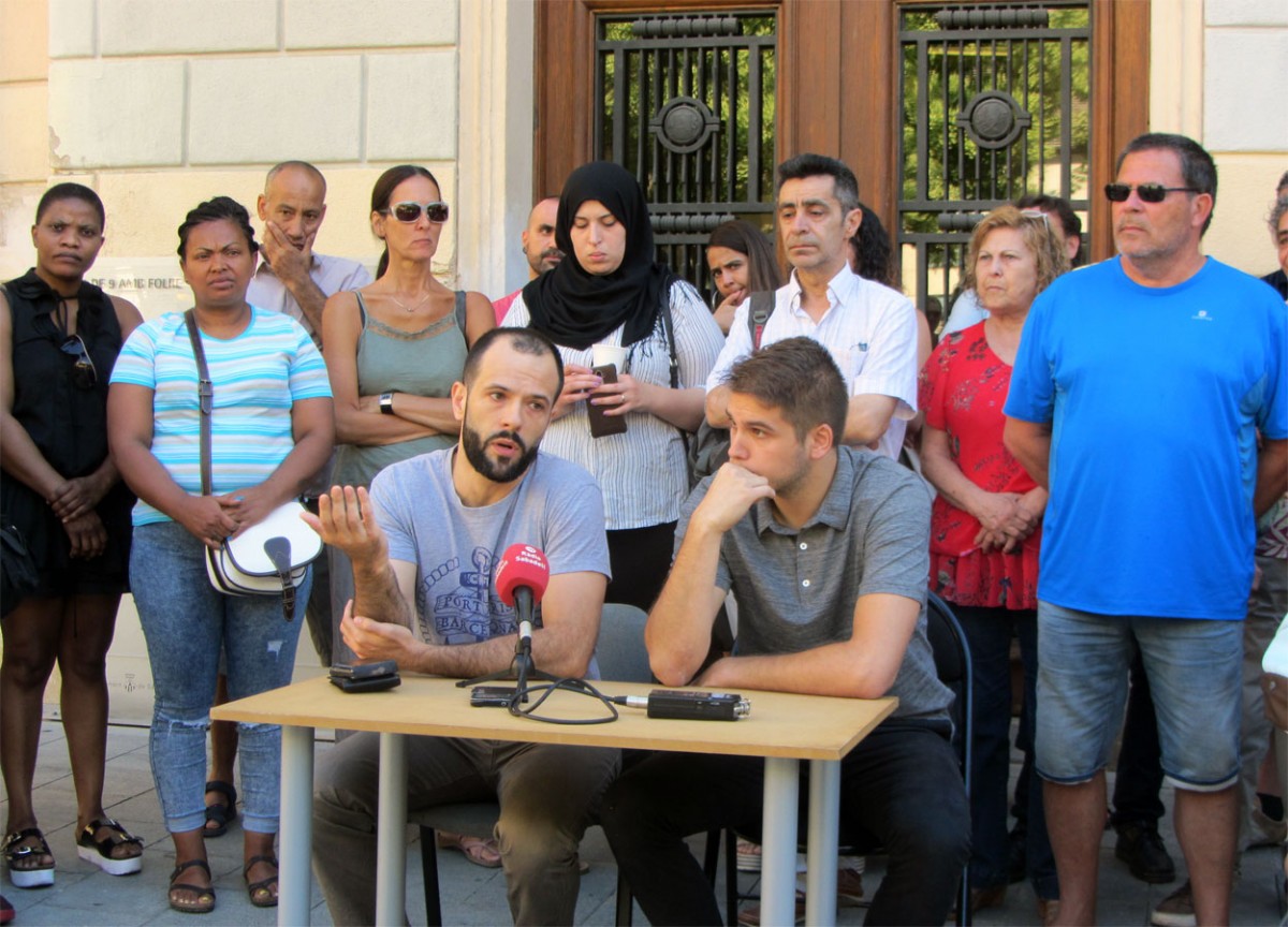 Els dos membres de la PAHC de Sabadell atenent els mitjans 