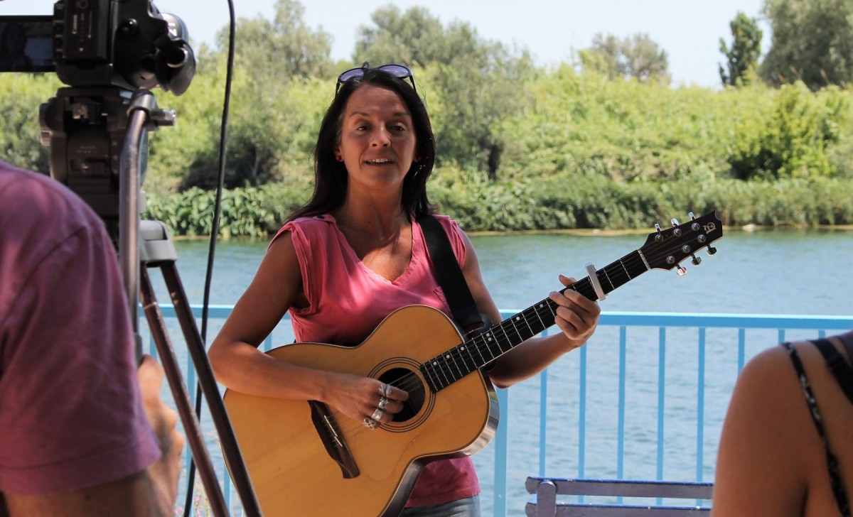 La cantautora Montse Castellà, actuant a la presentació del festival