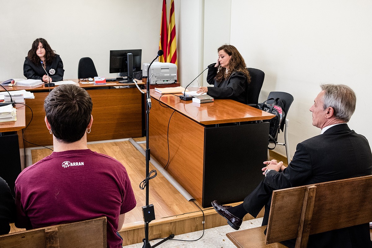 Josep Anglada assegut al banc dels acusats.
