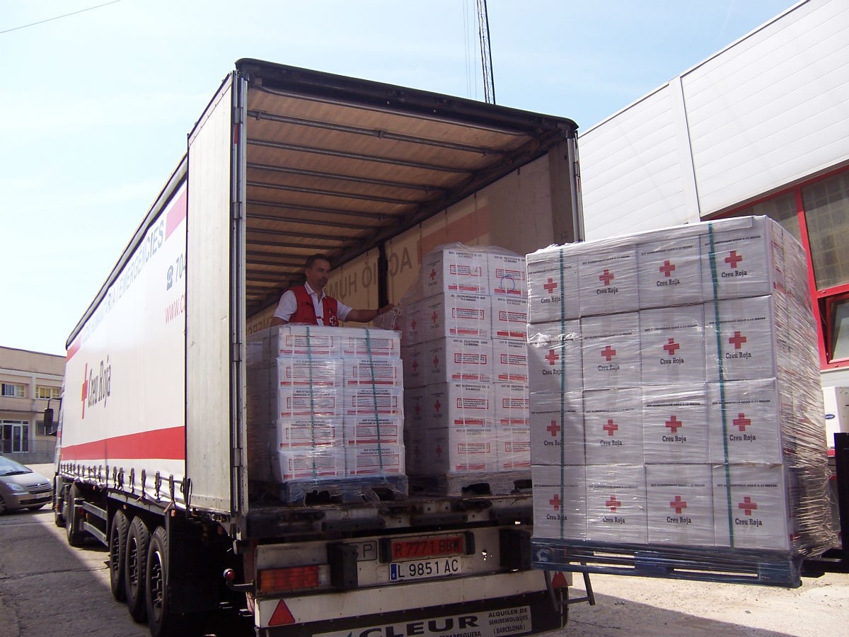 Un camioner descarrega alguns dels aliments que es repartiran entre més de 15.000 de la demarcació 