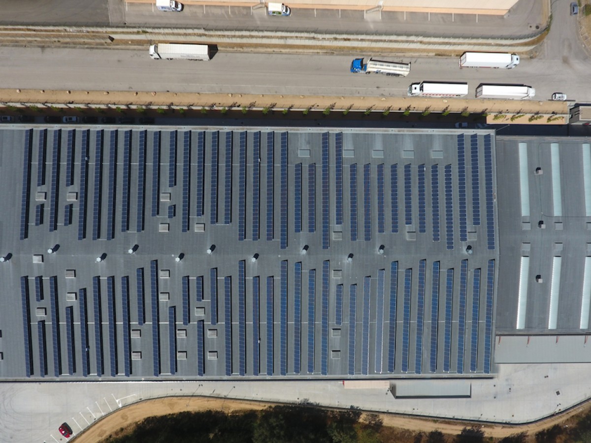 Vista aèria de la instal·lació fotovoltaica a la planta de Maçanet de la Selva, amb 1.584 mòduls policristal·lins.