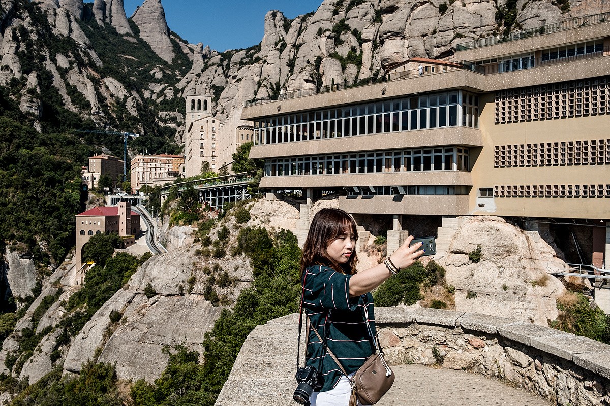 Una turista fent-se una selfie a Montserrat