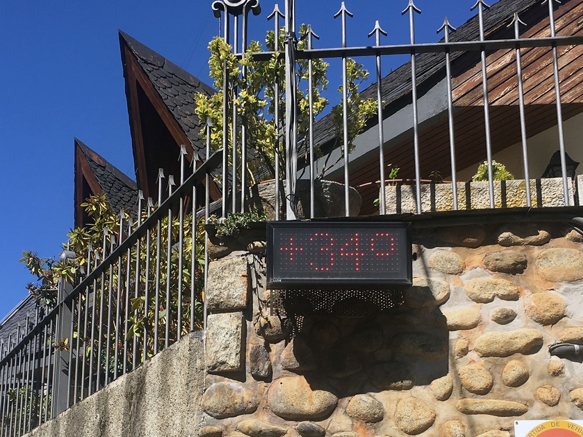 Poc després de les 11 del matí el termòmetre digital del carrer Higini Rivera marcava 34 °C, una temperatura que cal considerar poc fiable.