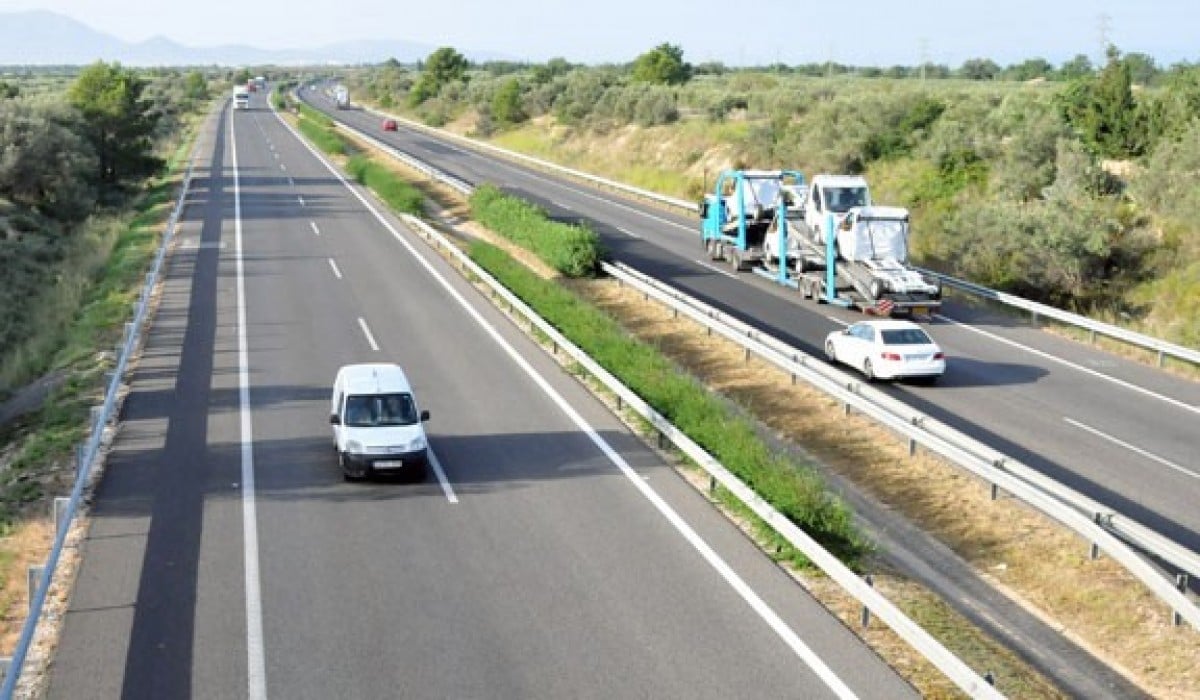 Imatge de l'autopista AP-7 al pas per l'Ampolla