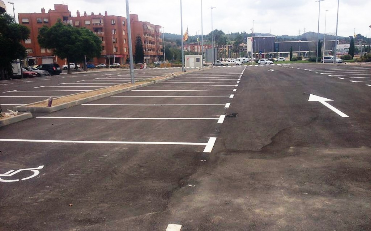 L'aparcament té una capacitat d’estacionament per a 118 vehicles.