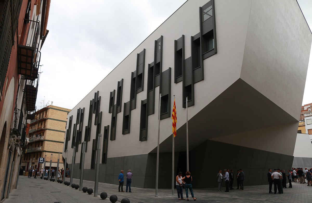 Façana del nou edifici de la Generalitat a Tortosa, al carrer Moncada. Foto d'arxiu