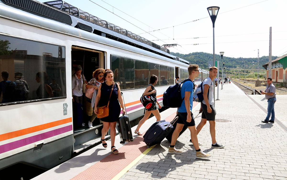 Passatgers baixant del tren a l'estació de Marçà-Falset de la R-15.