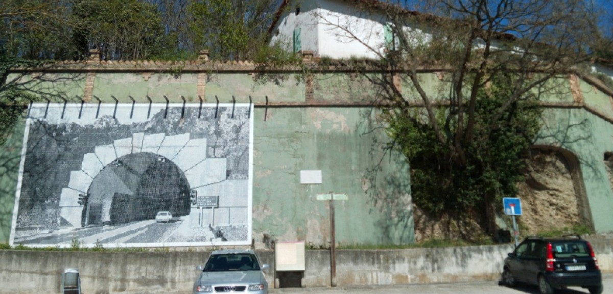 Estat actual del mural del túnel del Cadí de Guardiola de Berguedà. 