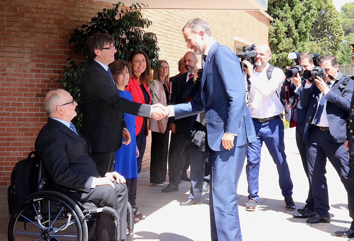 Carles Puigdemont i Felip VI se saluden a l'arribada a l'acte