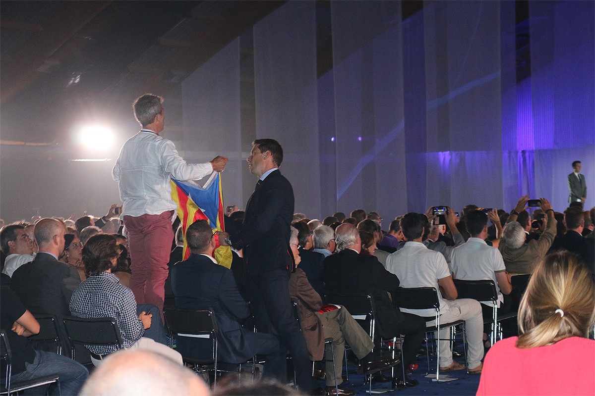 Carles Puigdemont i Felip VI se saluden a l'arribada a l'acte