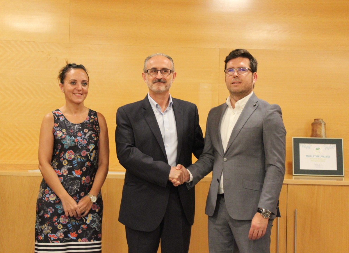 L'alcalde de Mollet, Josep Monràs, encaixant la mà amb el conseller delegat d'Idneo, Raúl Lucas