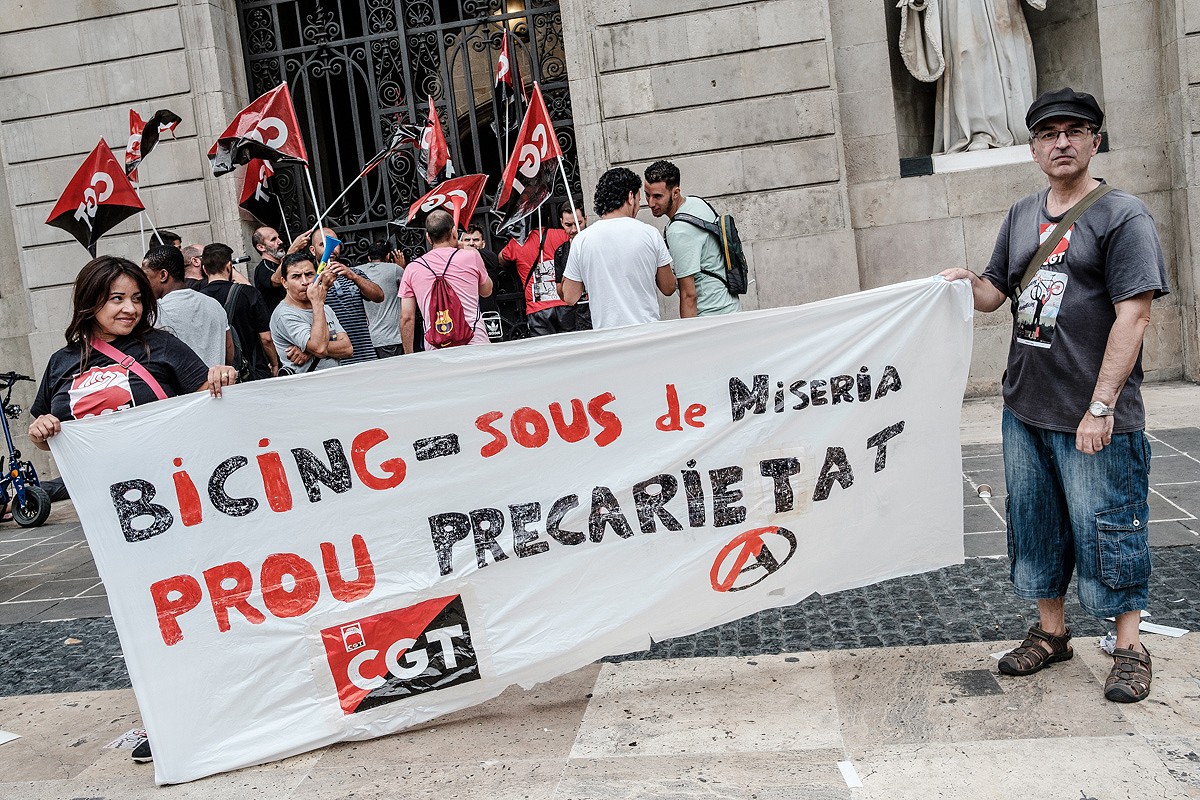 Protesta dels treballadors del Bicing davant l'Ajuntament de Barcelona