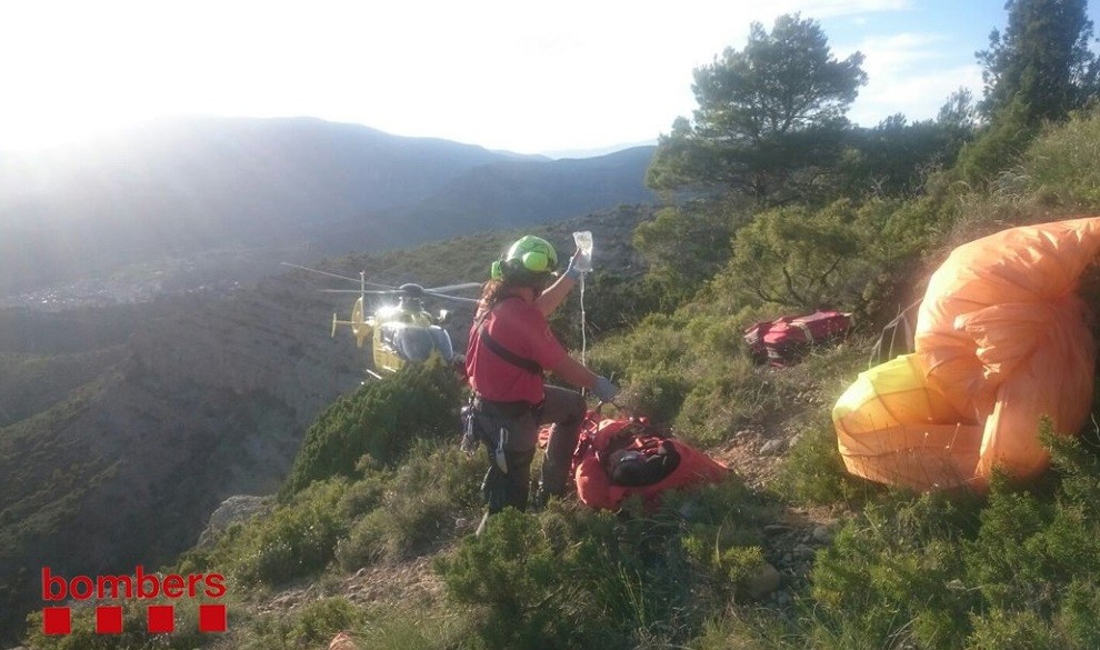Imatge del rescat de l'home amb l'helicòpter medicalitzat