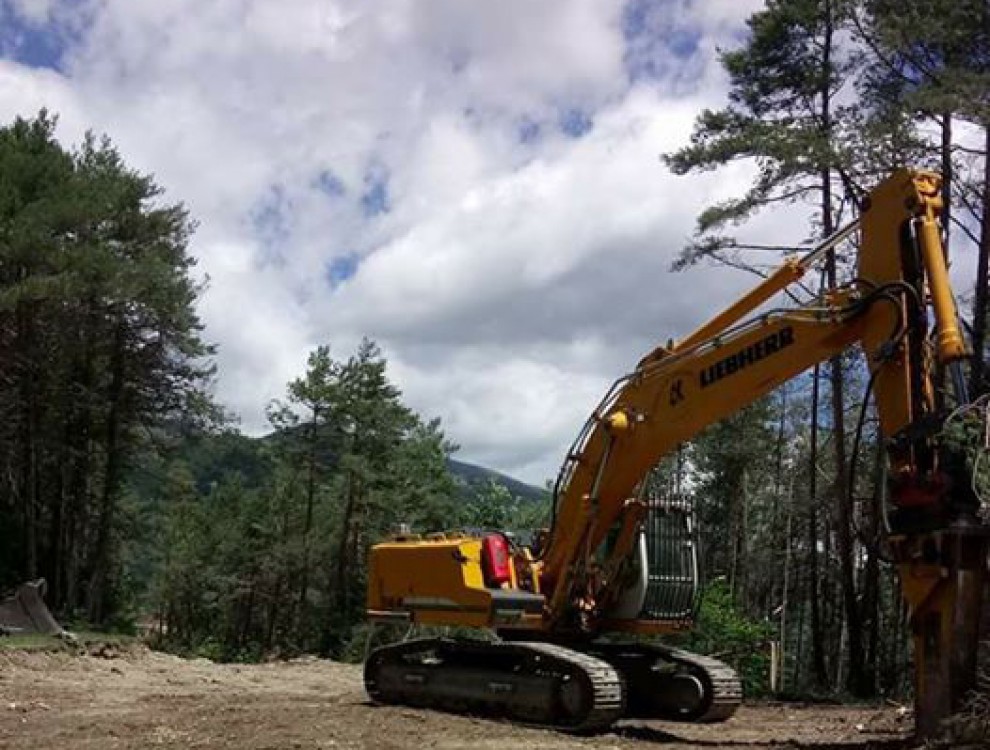 Una excavadora d'un propietari privat va obrir una pista forestal que puja del gorg de l'Olla