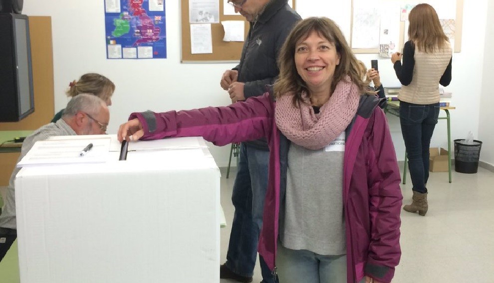 Imma Gallardo, votant a Sort durant el 9N
