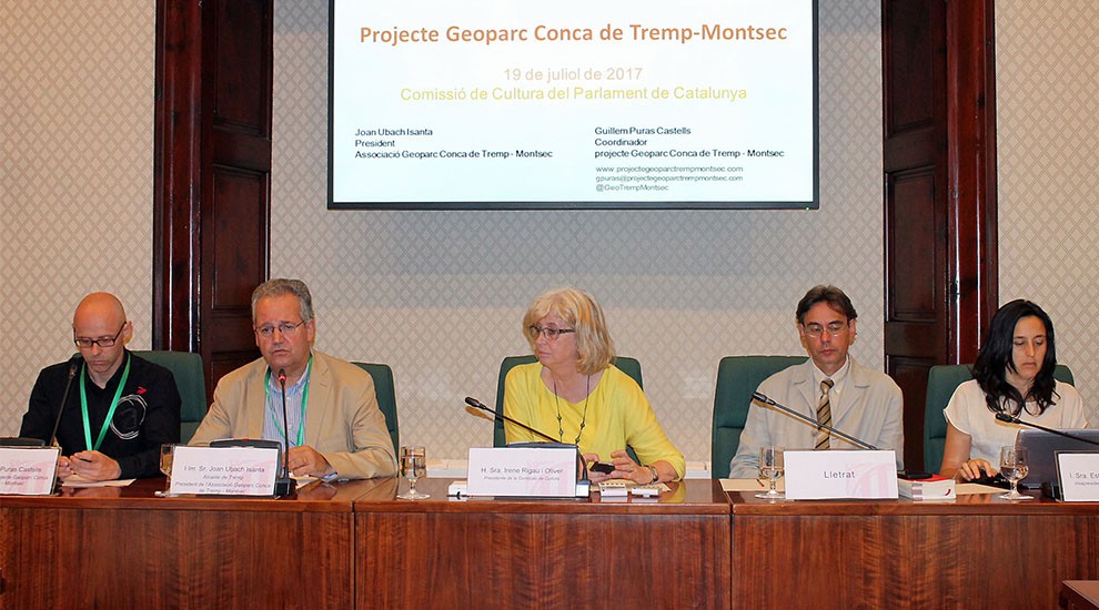 Ubach i Puras presentant el projecte del Geoparc al Parlament 