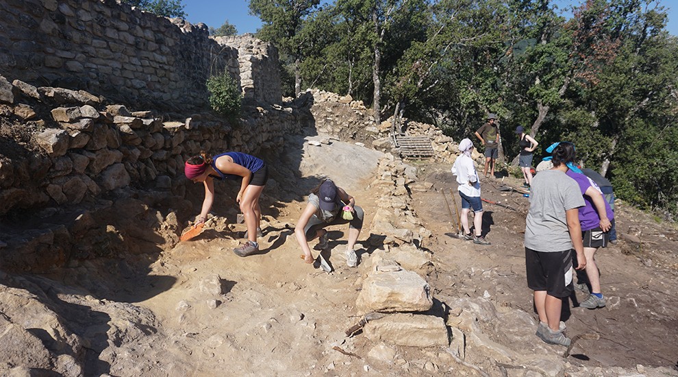 Els alumnes d'Arqueologia treballant en el jaciment