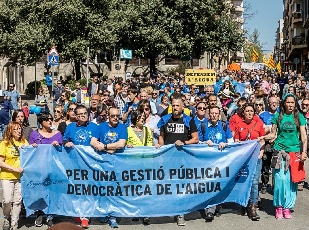 Manifestació a Terrassa per una gestió pública de l'aigua el passat 19 de març