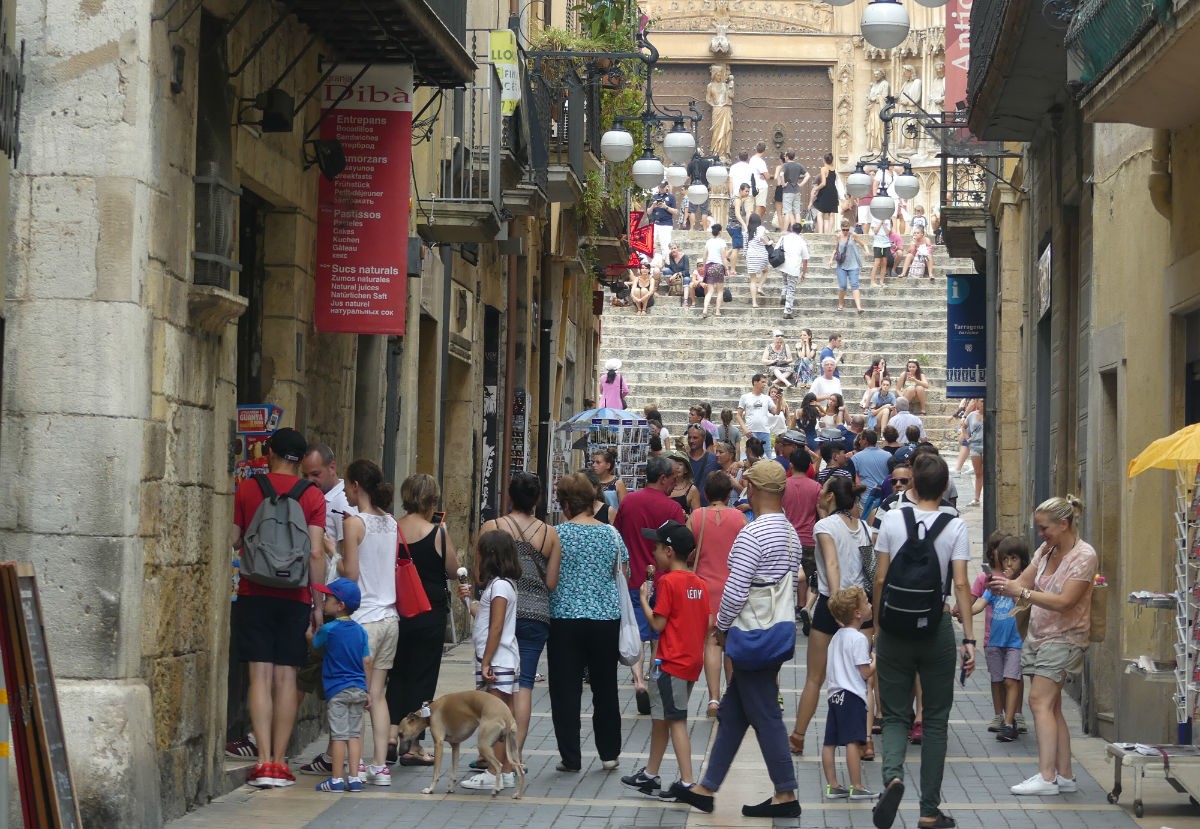 Un grup de turistes passejant per la Part Alta de Tarragona 