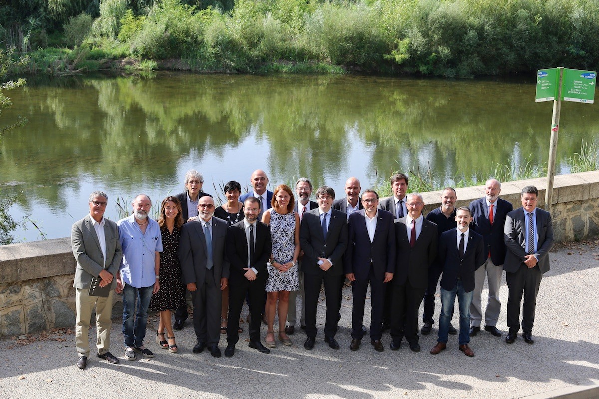 El riu, darrere dels signataris de l'acord, ha estat el gran protagonista avui a Girona.