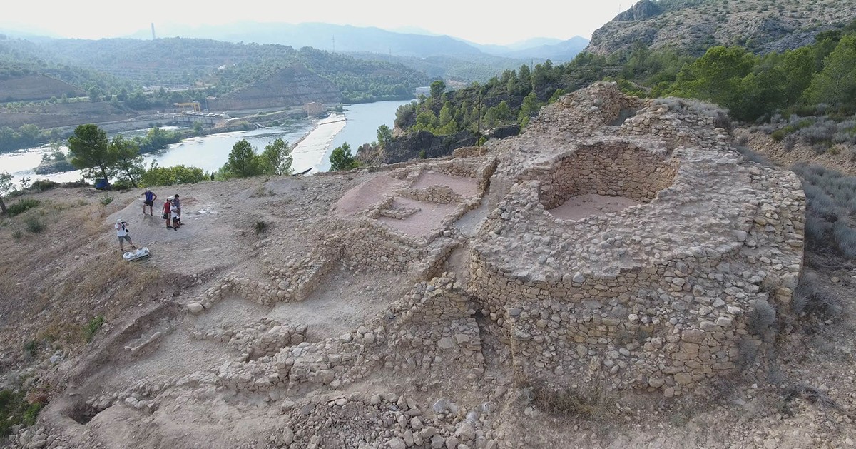 Les últimes excavacions al poblat ibèric de l'Assut a Tivenys han permès descobrir la porta d'accés.