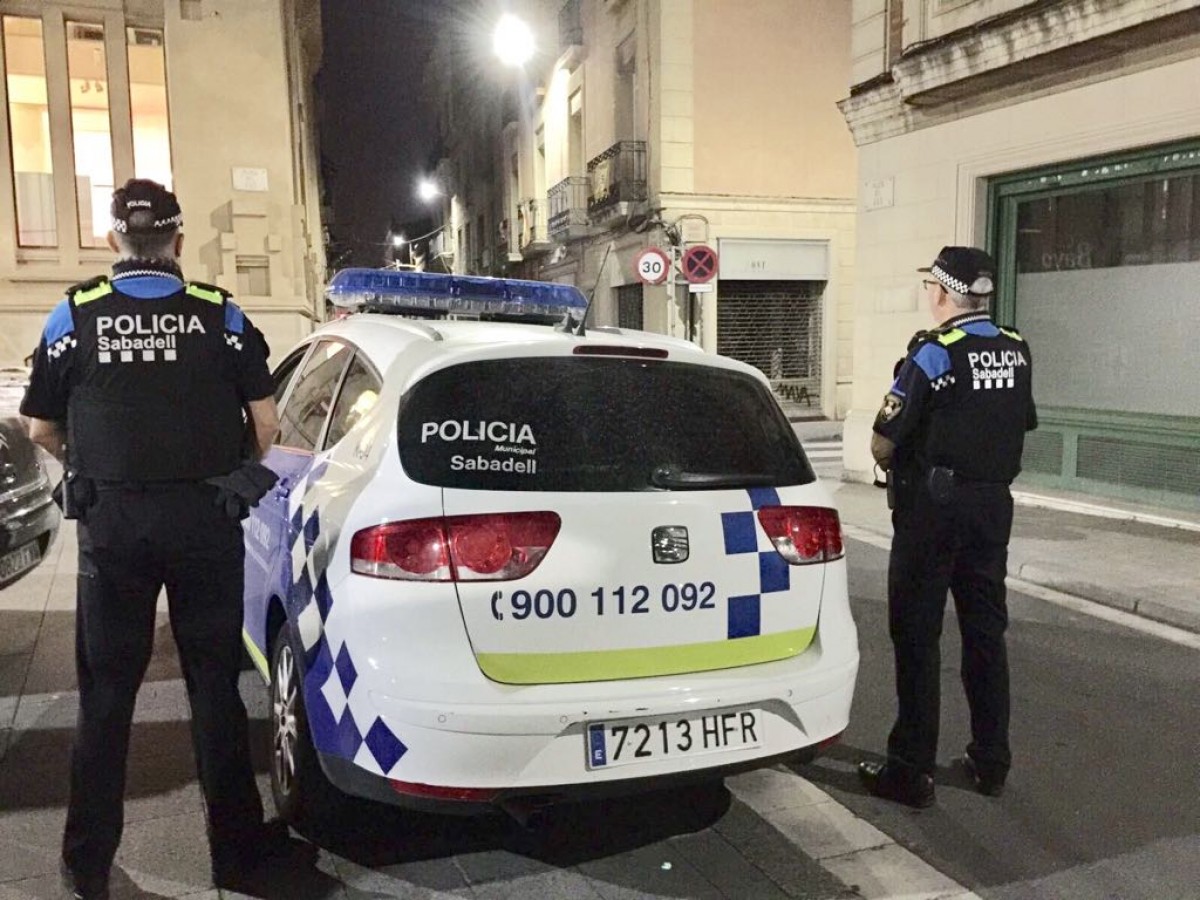 Dos agents de la Policia Municipal de Sabadell