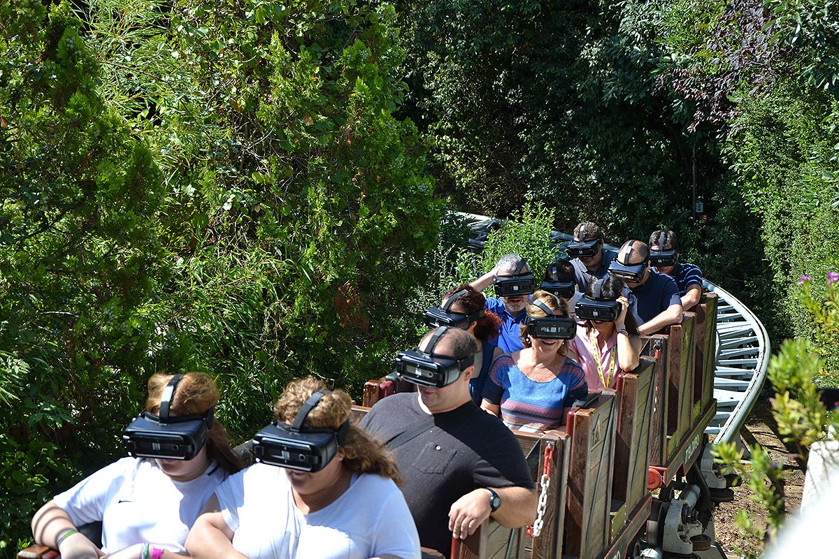 Passatgers de la nova atracció de realitat virtual del Tibidabo