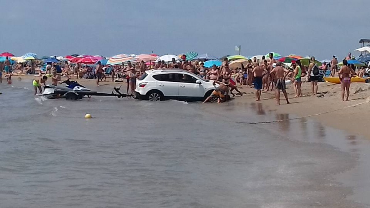El cotxe s'ha apropat tan a l'aigua que no podia sortir 