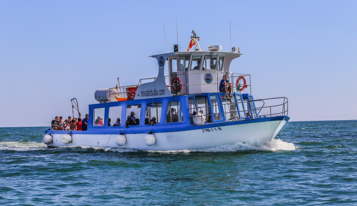 L’embarcació ‘Mirador Badia’ comença la seua ruta al port de l’Ampolla i recorre la Badia del Fangar navegant pel Mediterrani, fins a arribar a una musclera enmig del mar