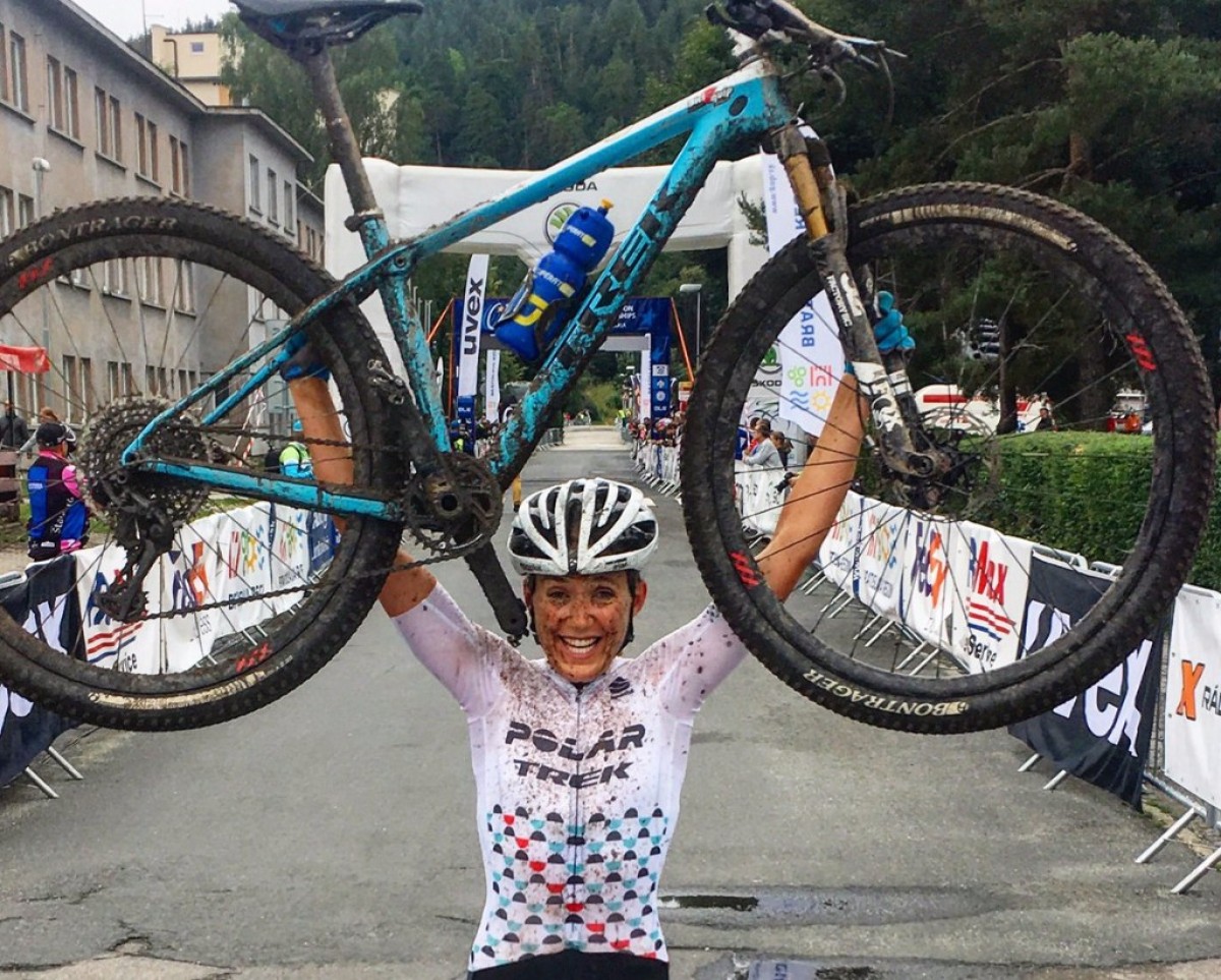 Clàudia Galícia aixecant la seva bicicleta, victoriosa, després de la plata europea