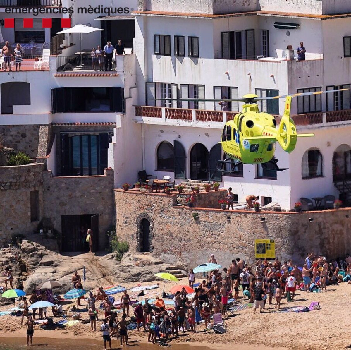 El moment en què l'helicòpter arriba a la platja de Llafranc