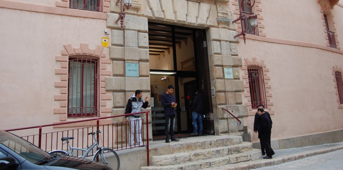 Entrada als jutjats de Tortosa, al nucli antic