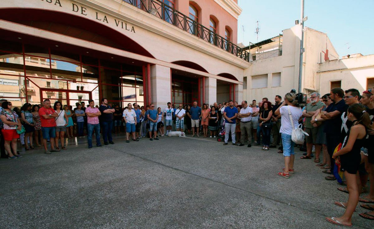 Veïns i autoritats s'han reunit a migdia per guardar 5 minuts de silenci davant l'Ajuntament d'Alcanar.