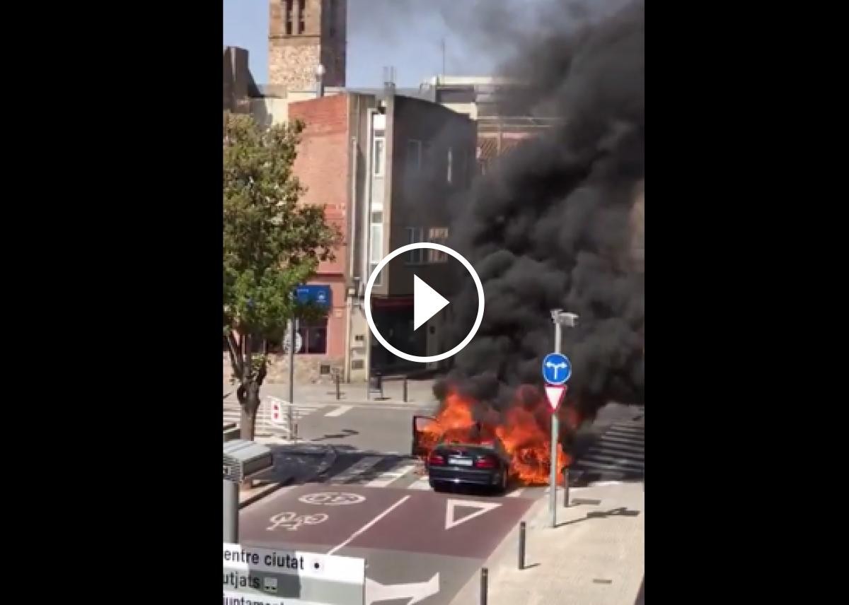 El vehicle en flames al mig del carrer