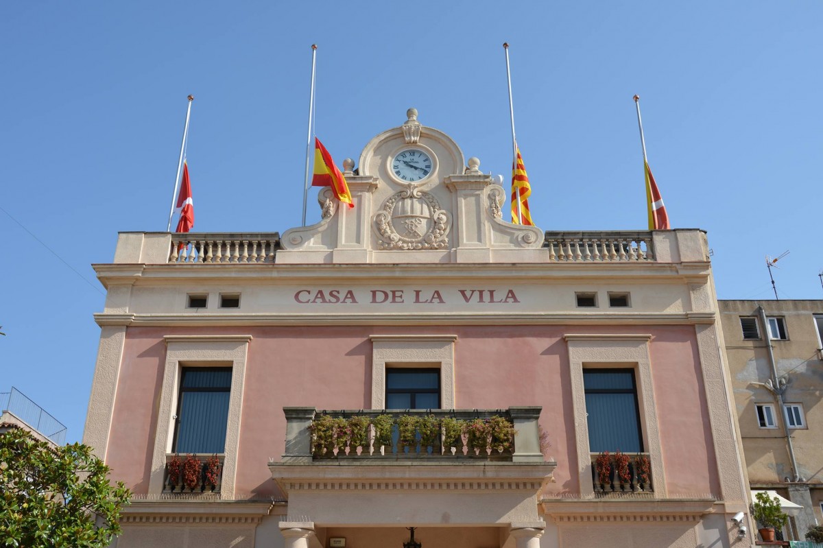 L'Ajuntament de Rubí, amb les banderes a mig pal.
