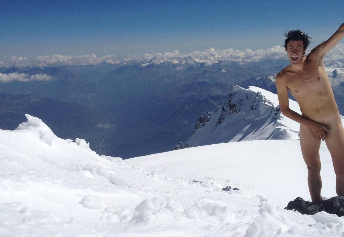 Kilian Jornet s'ha despullat per protestar contra l'obligació de dur un equipament determinat per pujar al cim dels Alps.