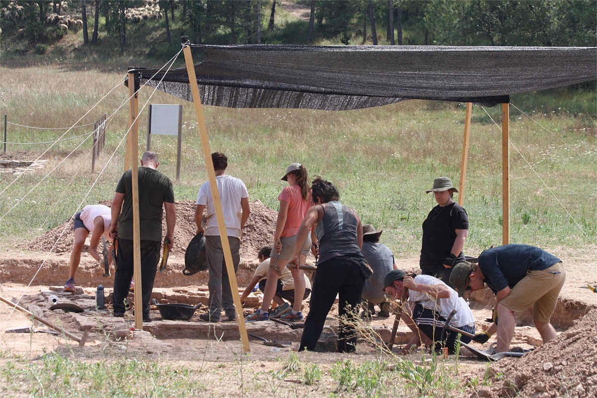 Arqueòlegs treballant en el jaciment de Puig Ciutat
