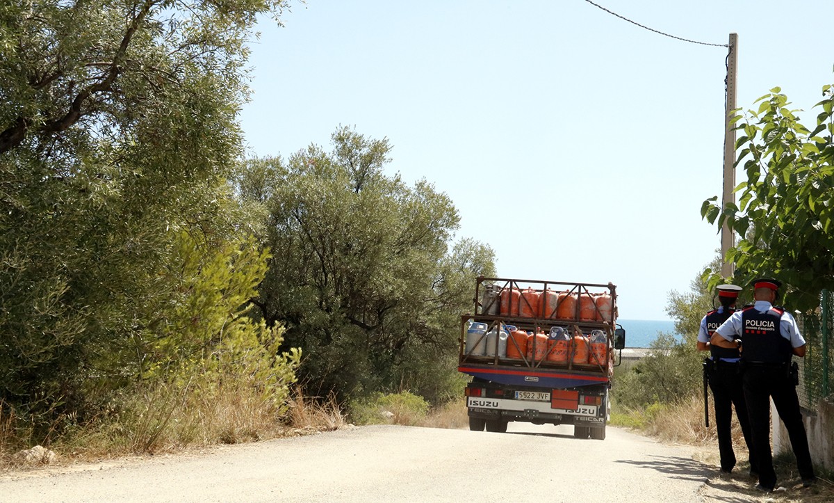 Pla obert del camió carregat de bombones de butà sortint de la urbanització Montecarlo d'Alcanar.