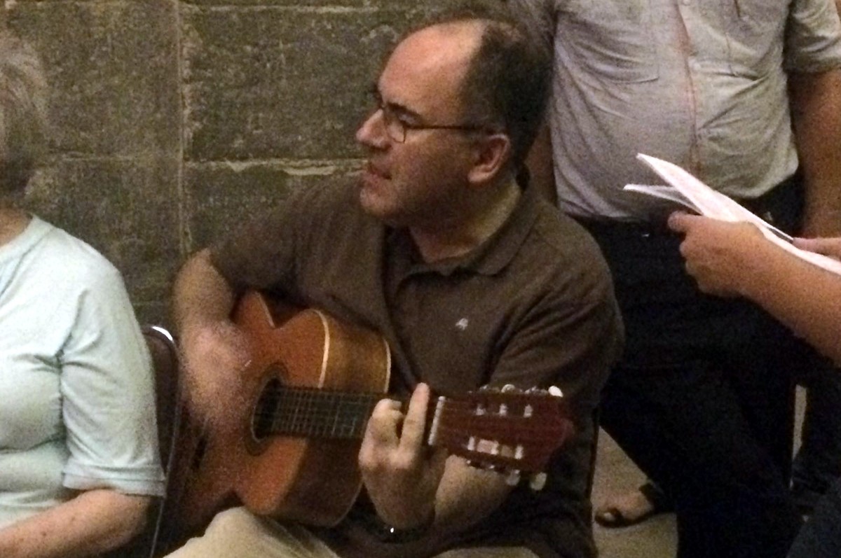 Mn. Antoni Boqueras, tocant la guitarra en la festa de comiat com a rector de la Seu