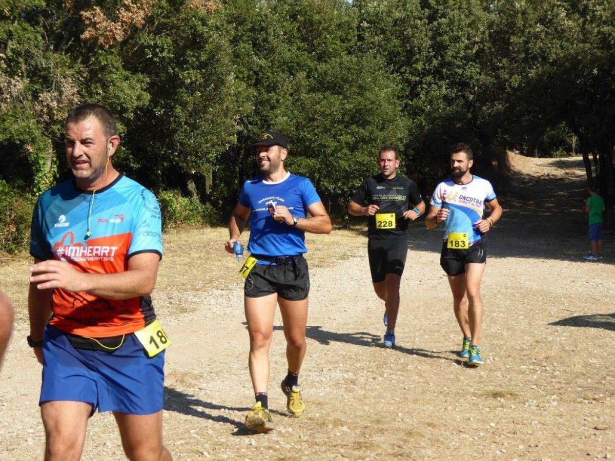 Un grup d'atletes durant la cursa celebrada l'any 2016 a la vall de Sant Daniel.