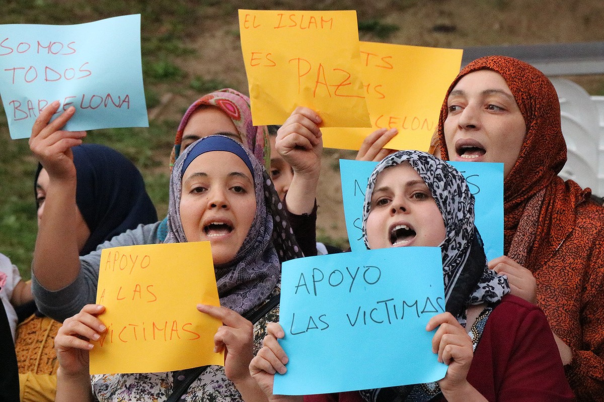 Concentració de la comunitat musulmana de Ripoll a les portes de l'ajuntament, fa tres anys