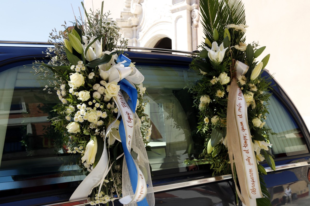 Unes corones de flors en un cotxe fúnebre
