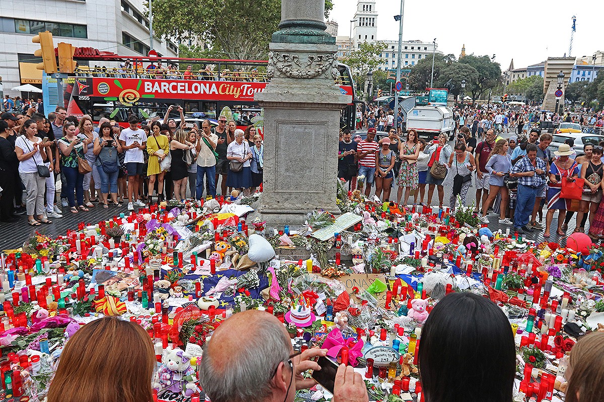 La Rambla de Barcelona, amb espelmes per les víctimes del terrorisme.