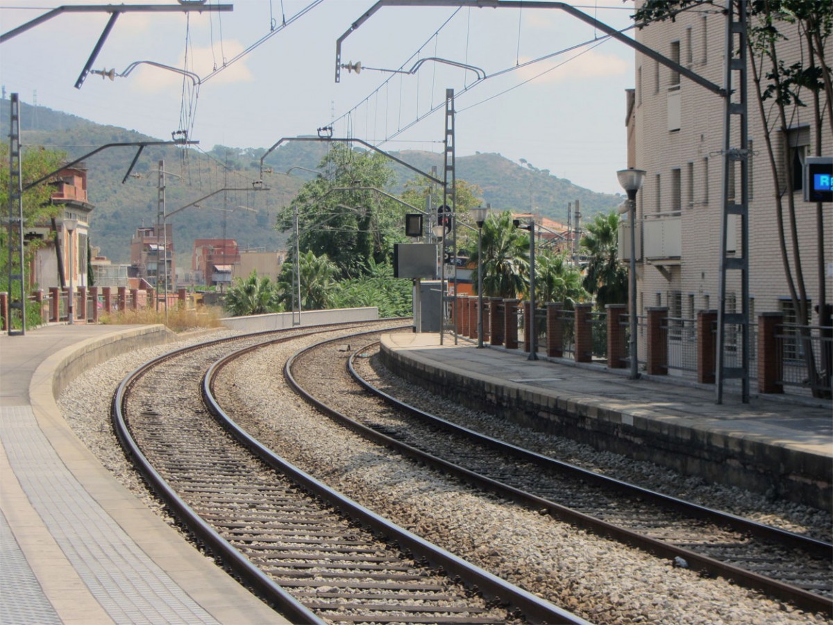 L'estació de Montcada i Reixac - Manresa, on es pot comprobar la corba que inclina els trens quan s'aturen