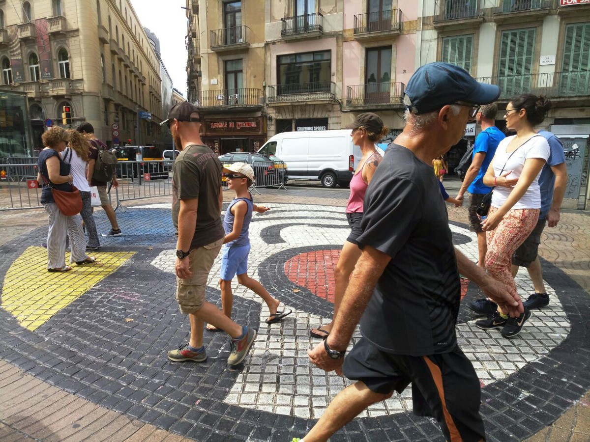 Imatge d'arxiu de persones caminant per la Rambla de Barcelona